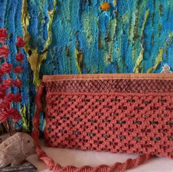 Bolsa em macramê e detalhes de couro de tilápia feita pela artesã.
