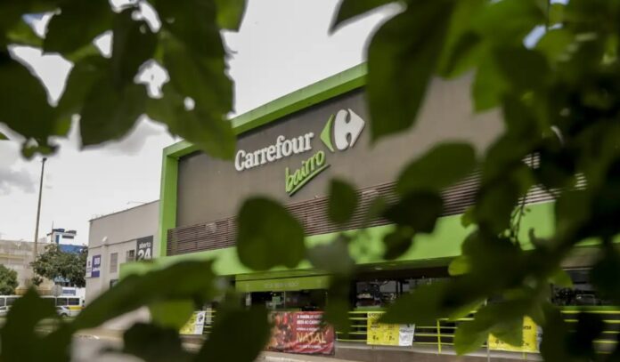 Carrefour vira réu por crime ambiental com vazamento de óleo que atingiu praias e matou animais em Santos.