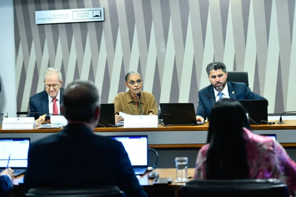 A sessão da Comissão de Meio Ambiente do Senado nesta semana transformou-se em um triste retrato da brutalidade política que insiste em sobreviver no subterrâneo das instituições brasileiras. O episódio, protagonizado por senadores que parecem desconhecer o que seja decoro, respeito e civilidade, teve como alvo a ministra Marina Silva — mulher, negra, amazônida de origem humilde e, sobretudo, autoridade ambiental de prestígio internacional.