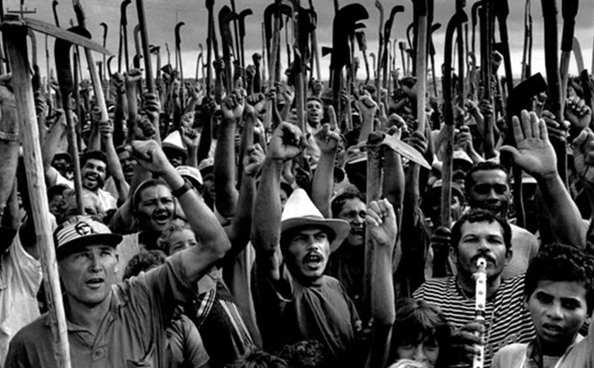 Com sua câmera como instrumento ontológico, Sebastião Salgado não apenas retratou rostos e paisagens — ele decifrou a condição humana, os paradoxos da brasilidade e o espírito da floresta.