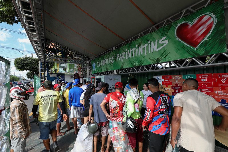 Quem recicla mais? Caprichoso e Garantido disputam o título de boi mais sustentável no Festival de Parintins.