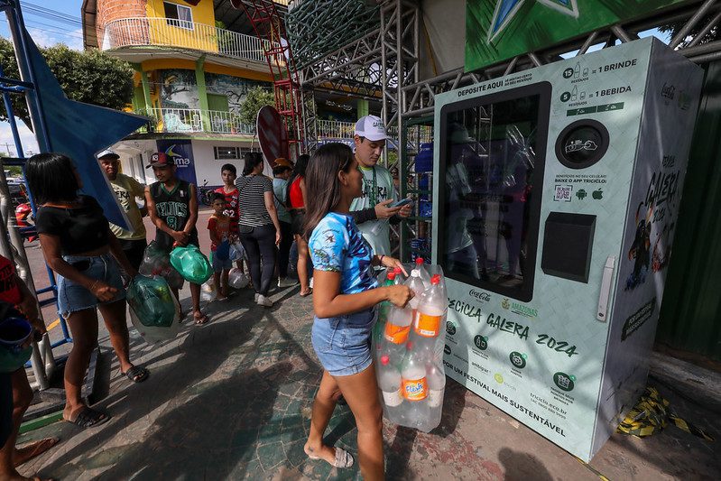 Quem recicla mais? Boi Caprichoso e Boi Garantido disputam o título de boi mais sustentável no Festival de Parintins.