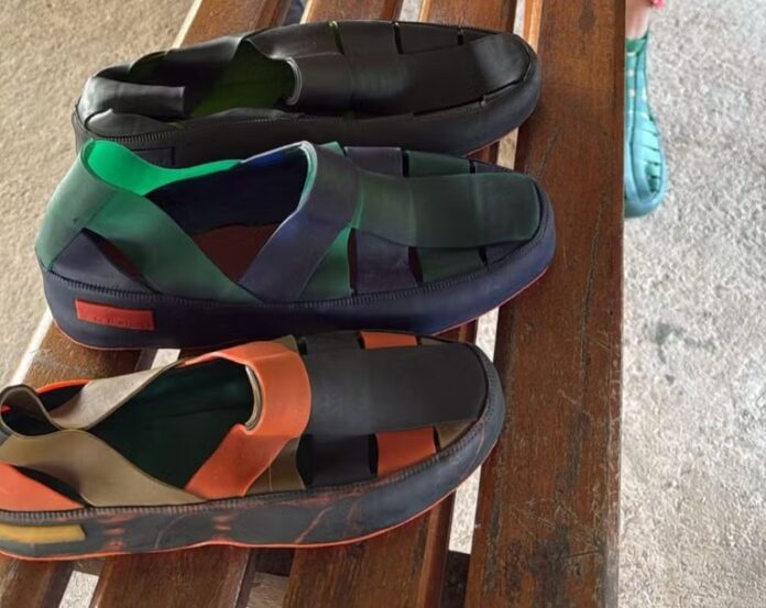 Calçados de látex da floresta feitos por ribeirinhos transforma comunidades da Amazônia.