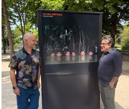 Antoine Olivier e JL Bulcão diante de uma das fotos da exposição.