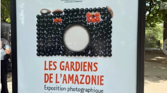 A exposição fica disponível na Av. Champs-Élysées até o dia 19 de junho.