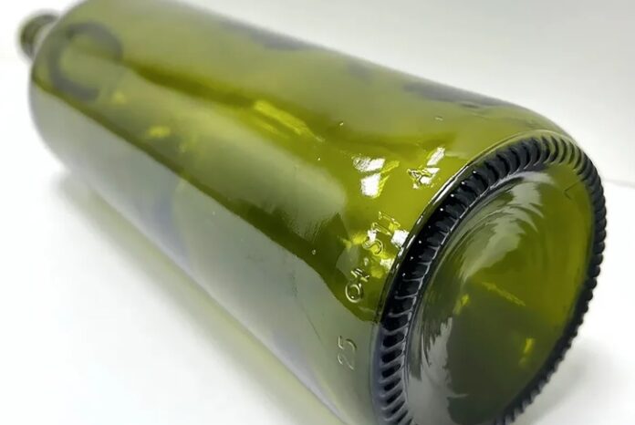 Tecnologia produz garrafas de vidro 30% mais leves e reduz pegada ambiental sem comprometer reciclagem.