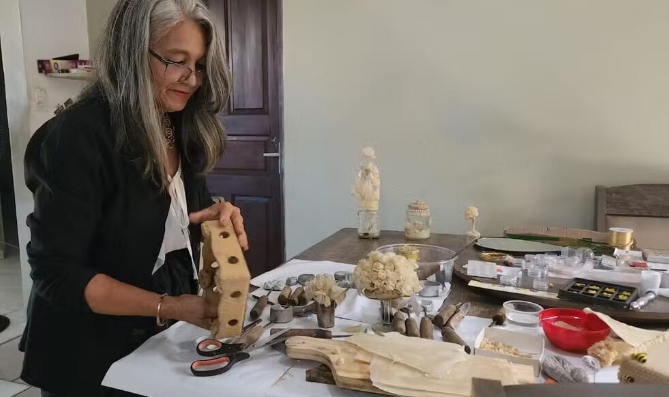 Artesã Jadiça Iris Alves trabalha com cera de abelha.