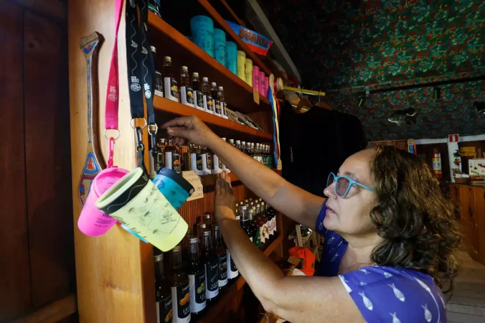 Além de restaurante, o espaço administrado por Dona Prazeres, conta com uma loja que também é colaborativa.