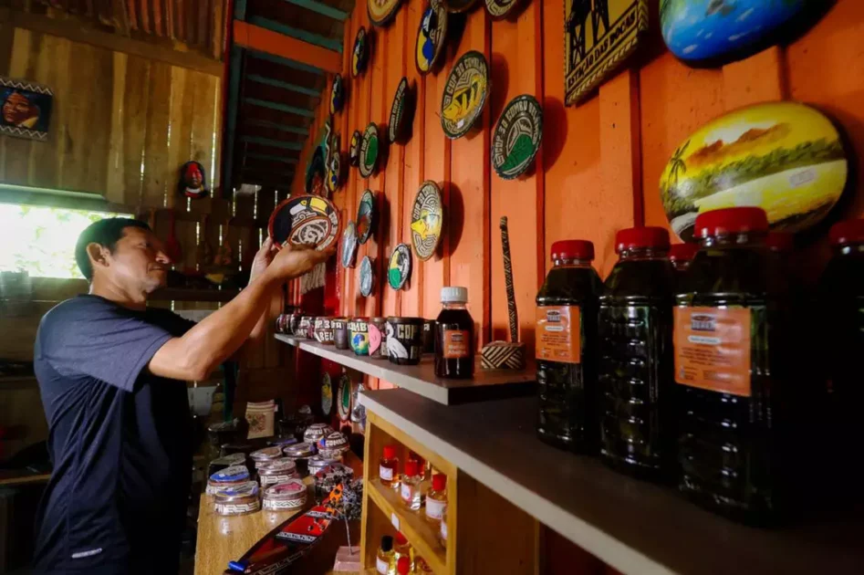 Charles mostra os produtos típicos da região.