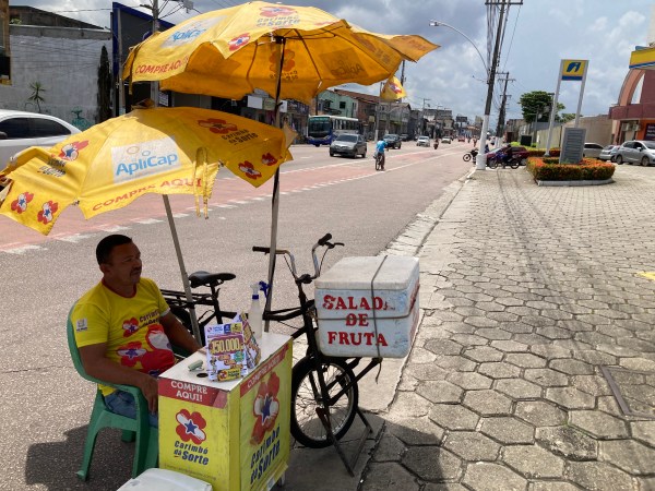 Jefferson Pereira vende bilhetes de loteria em frente ao shopping IT Center, no bairro da Sacramenta, um dos pontos que mais sofre com as ilhas de calor em Belém.
