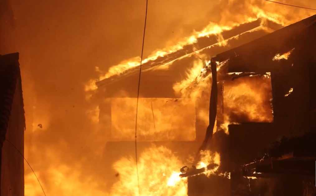 Vídeo mostra poder do incêndio em Los Angeles enquanto chamas destroem casa.