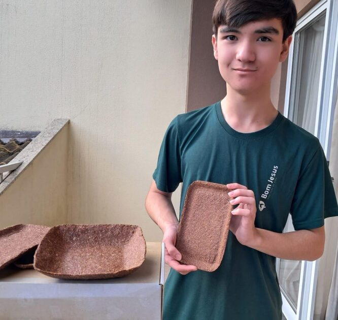 As bandejas criadas pelo estudante levam apenas um mês para desaparecer completamente.