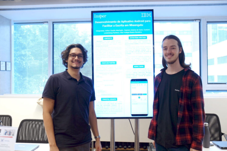 Os alunos Vitor Bandeira e Gustavo Pacheco, da equipe que desenvolveu o aplicativo de ensino do idioma indígena.