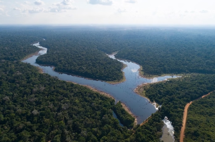 83% da biodiversidade amazônica precisa ser preservada para manter equilíbrio ecológico.

A presença das Forças Armadas na Amazônia nunca foi apenas uma operação militar. Sempre foi — e cada vez mais precisa ser — um projeto de Estado, de Nação e de futuro. Em tempos de instabilidade geopolítica, mudança climática e pressão internacional sobre os biomas tropicais, o Comando Militar da Amazônia (CMA) reafirma seu papel como guardião não apenas das fronteiras físicas, mas também das fronteiras do conhecimento, da presença institucional e da soberania cidadã.