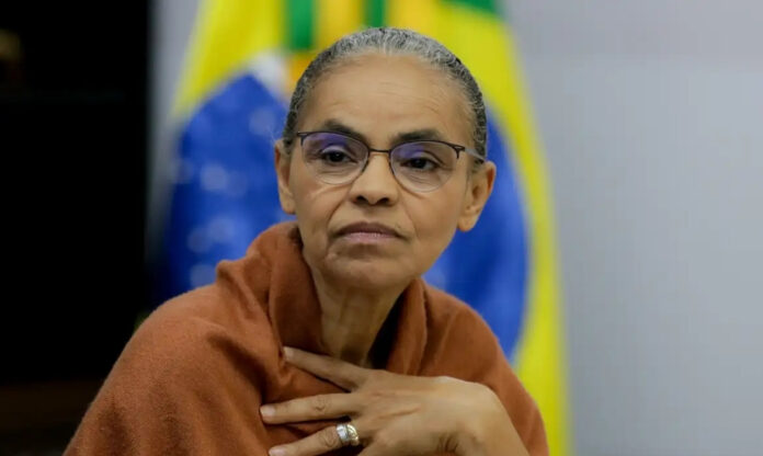 Imagem da ministra Marina Silva em frente à bandeira do Brasil. Segundo Marina Silva, Lula deve vetar parcialmente o texto do PL da Devastação.