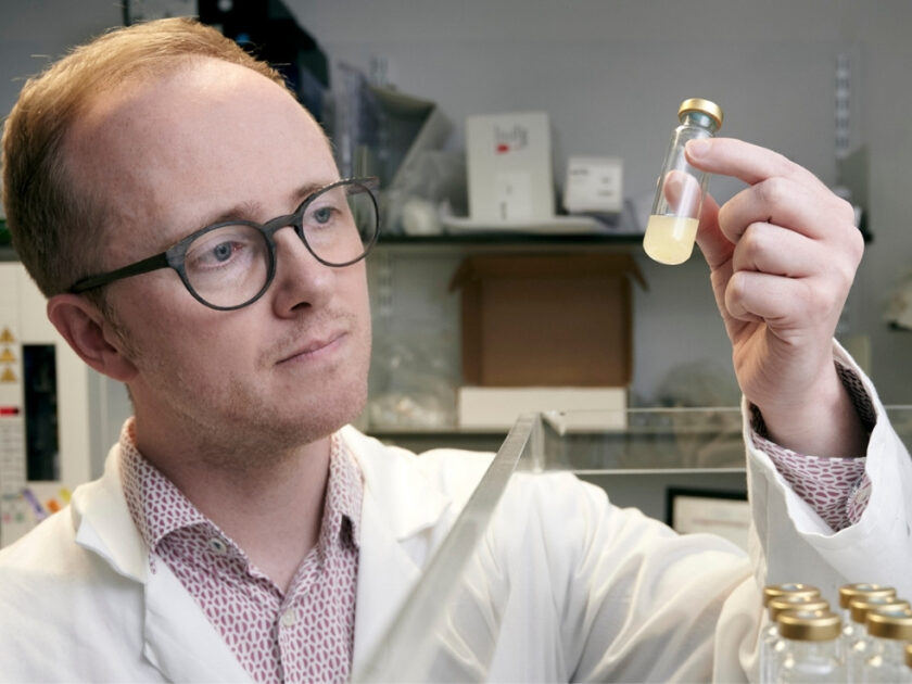 Foto de Stephen Wallace em seu laboratório, o professor liderou o estudo que modificou geneticamente uma bactéria para transformar plástico em paracetamol.