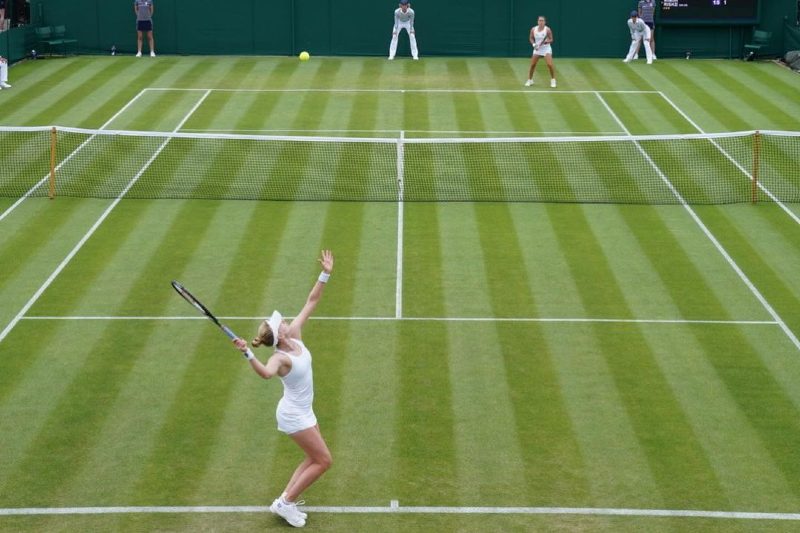Em meio ao calor na Europa, Wimbledon usa tecnologia para preservar quadras de grama.