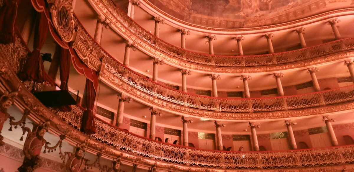 A bomba tarifária, a memória do oxigênio e os aplausos macabros 1 A Amazônia está habituada a sobreviver. Sobrevive ao abandono cíclico da política nacional, às falsas promessas de integração, às ondas de desinformação e às tentativas sucessivas de deslegitimar seu modelo econômico-industrial baseado na floresta em pé. Mas agora o que se anuncia é mais grave: um míssil tarifário disparado do coração da geopolítica global contra o Brasil, e com impacto direto e destrutivo sobre a Zona Franca de Manaus.