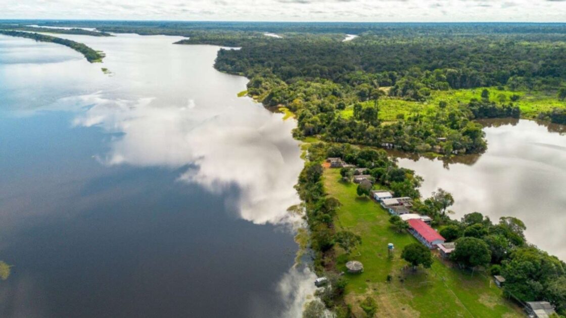 Vista aérea da RDS do Uatumã, área protegida pelo Idesam, com sua vegetação nativa e cursos d'água que desempenham um papel crucial na conservação ambiental e no desenvolvimento sustentável