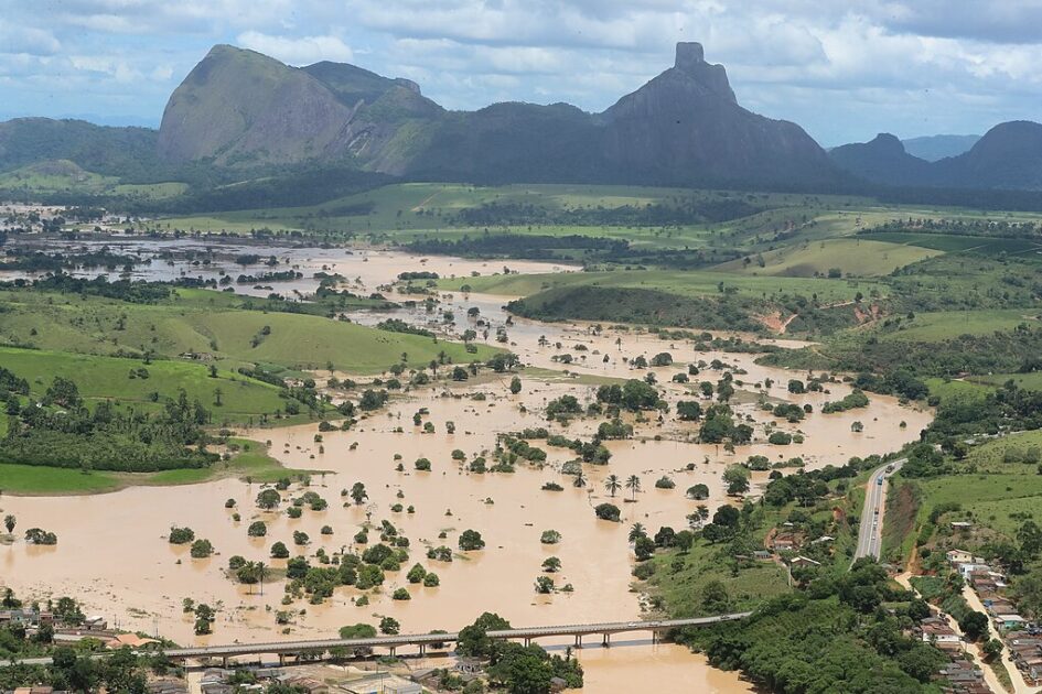 Foto aérea de região do Estado da Bahia atingida por enchentes, fenômeno agravado pela crise climática. 