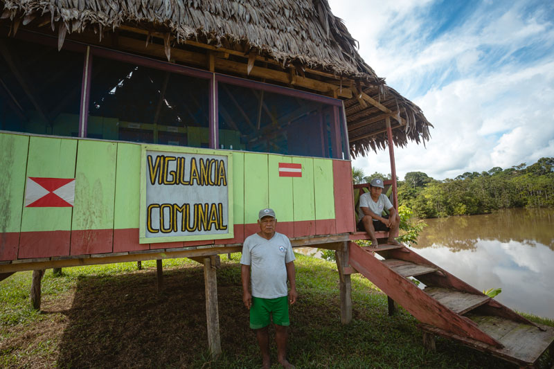 Imagem de indígenas de posto de vigilância comunitária do povo Maijuna.