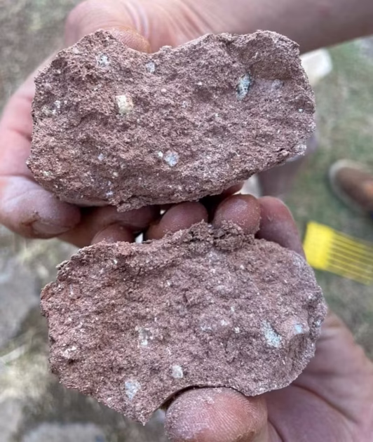 Descoberta de terras raras em grande extensão na cratera de vulcão extinto de Poços de Caldas gerou uma corrida por pesquisa mineral. Mais de 100 pedidos foram feitos, com interesse de grandes mineradoras e indústrias internacionais.