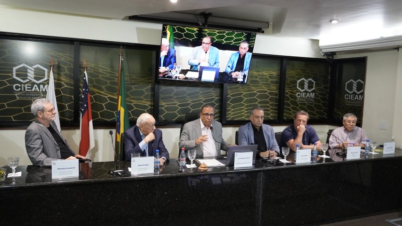 Nesta semana, celebramos com orgulho e emoção os 46 anos do CIEAM – uma trajetória marcada por coragem, visão e compromisso com o desenvolvimento sustentável da Amazônia. Para eternizar esse marco, lançamos o livro “CIEAM em Movimento: Indústria, Floresta e Cidadania”, sob a coordenação de Alfredo Lopes. Mais que uma obra, é um tributo vivo à saga de líderes obstinados que, geração após geração, construíram com voluntariado e paixão um CIEAM forte, atuante e protagonista.