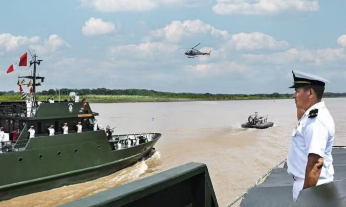 Forças militares peruanas no rio Amazonas. O governo enviou militares para a ilha no rio Amazonas que é centro da disputa entre o país e a Colômbia. Foto: Reprodução/Redes Sociais.