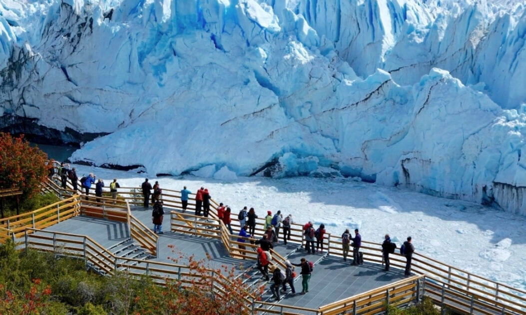 Imagem de turistas na geleira Perito Moreno, um dos principais pontos turísticos da Patagônia. Foto: Jefferson Gonzalez. 