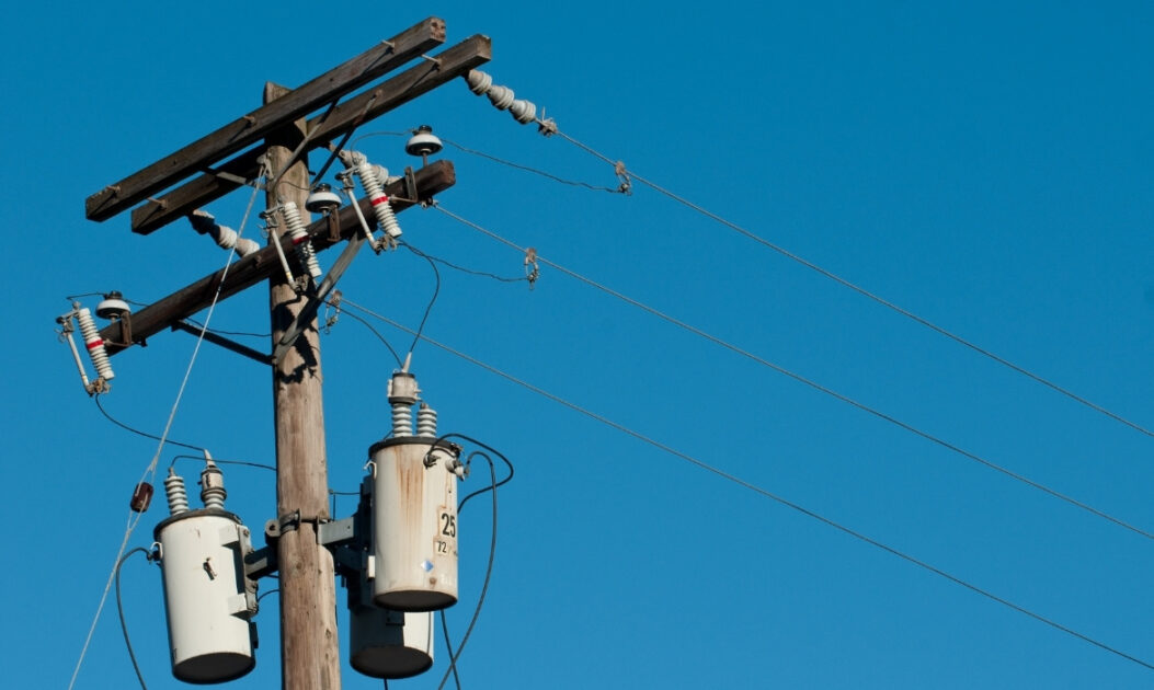 Transmissor de energia elétrica antigo, possivelmente contendo PCB, substância tóxica usada como isolante e hoje proibida por causar graves riscos à saúde e ao meio ambiente. Foto: Canva.