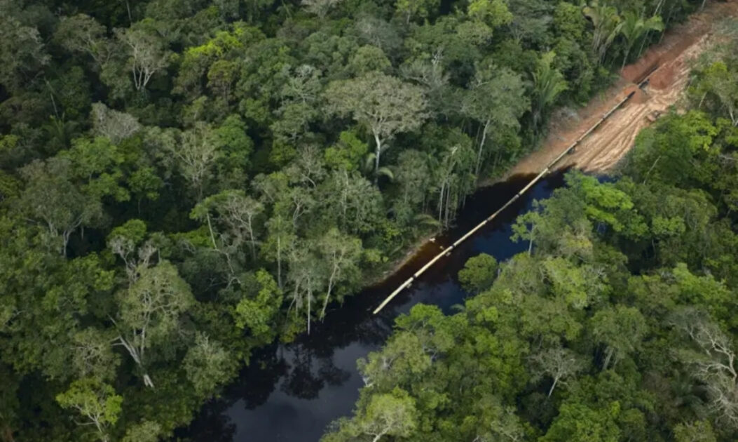 Imagem da construção do Gasoduto Urucu-Coari-Manaus. Uma das áreas de exploração de petróleo na Amazônia. Foto: Getty Images.