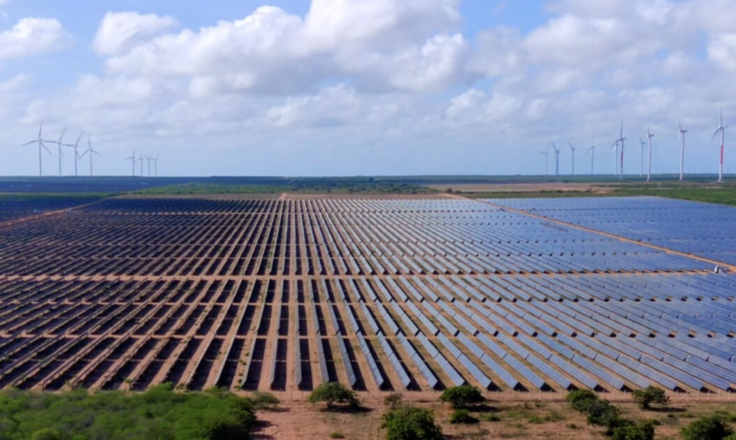 Imagem de usina fotovoltaica, o avanço acelerado de usinas fotovoltaicas tem provocado o desmatamento de vegetações nativas. Foto: Divulgação/Eixos.