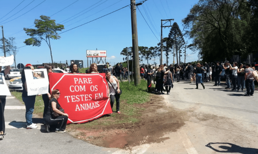 Foto de protesto contra testes de animais, realizado em frente ao Instituto Royal em 2013. 