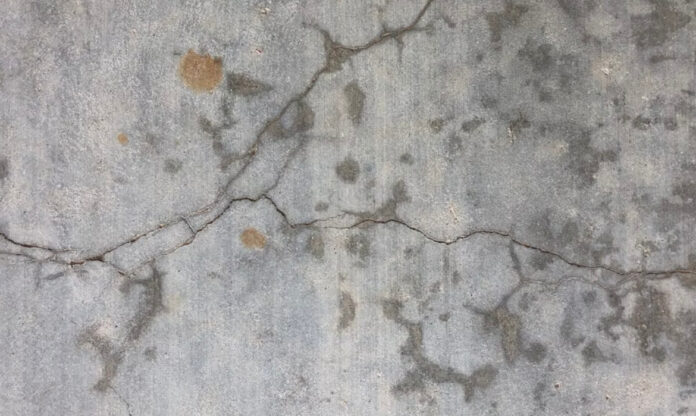 Imagem de rachaduras em concreto. Concreto vivo desenvolvido por cientistas é autorreparador e consegue consertar sozinho suas próprias rachaduras.