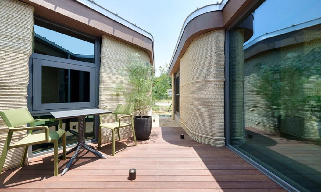 Casa impressa em 3D no Japão substitui cimento por terra e reduz emissões de CO2 1 Imagens de outros ângulos do quintal da casa impressa em 3D, construída no Japão.