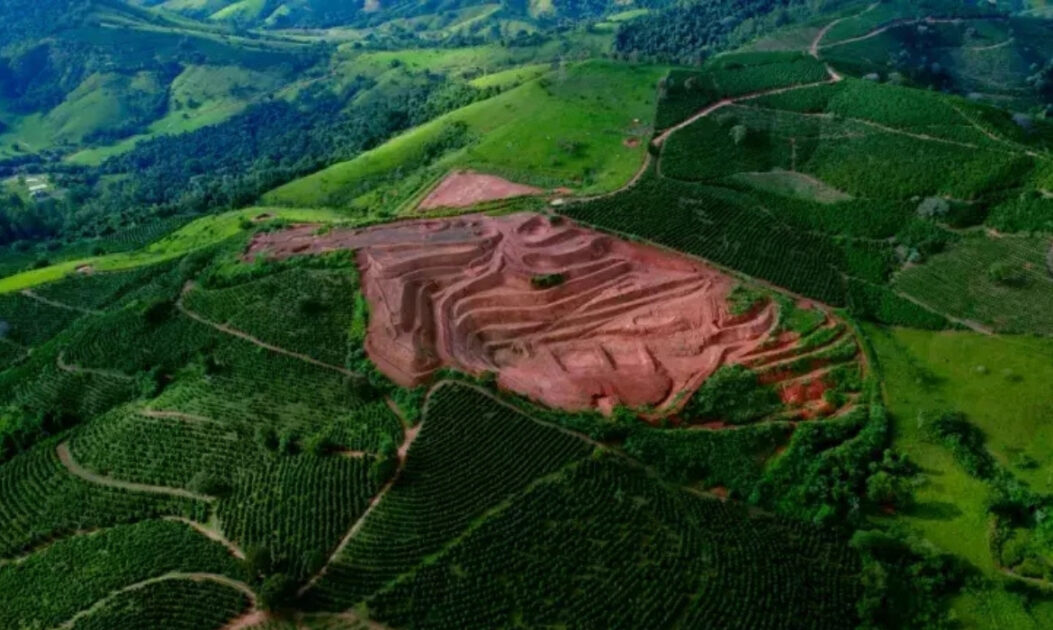 Imagem aérea de região ao sul de Minas Gerais explorada pela Cabo Verde Mineração. Foto: Brasil Mineral. 