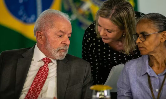 Foto de Lula, Marina Silva e Gleisi Hoffmann. Lula e Marina Silva devem se reunir para discutir sobre vetos parciais ao PL do Licenciamento Ambiental. Foto: Brenno Carvalho/Agência O Globo.