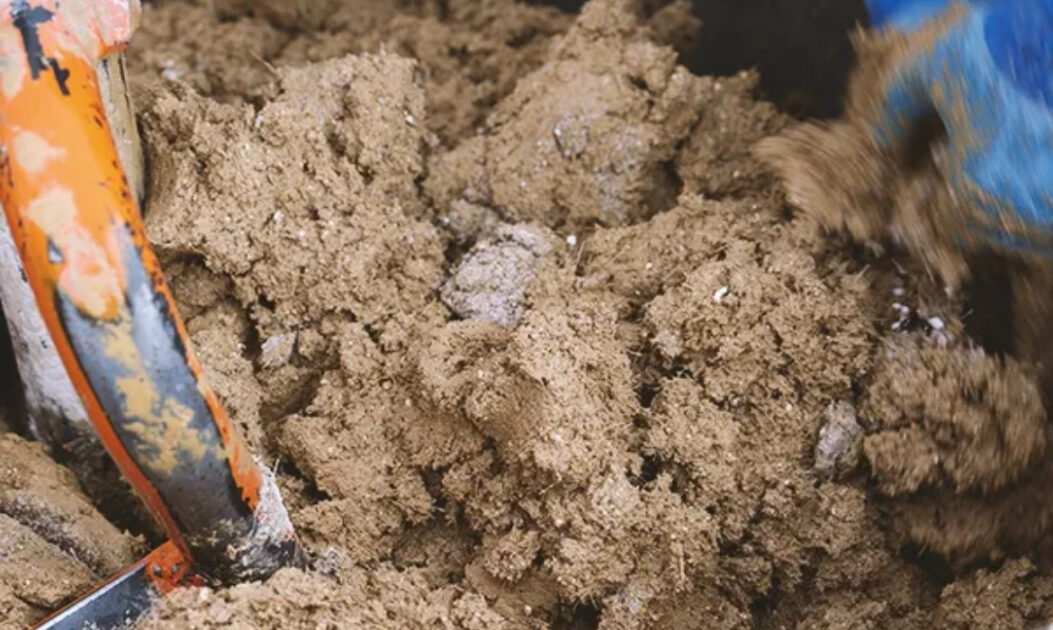 Casa impressa em 3D no Japão substitui cimento por terra e reduz emissões de CO2 2 Mistura de fibras, terra e cal que forma a base da construção.