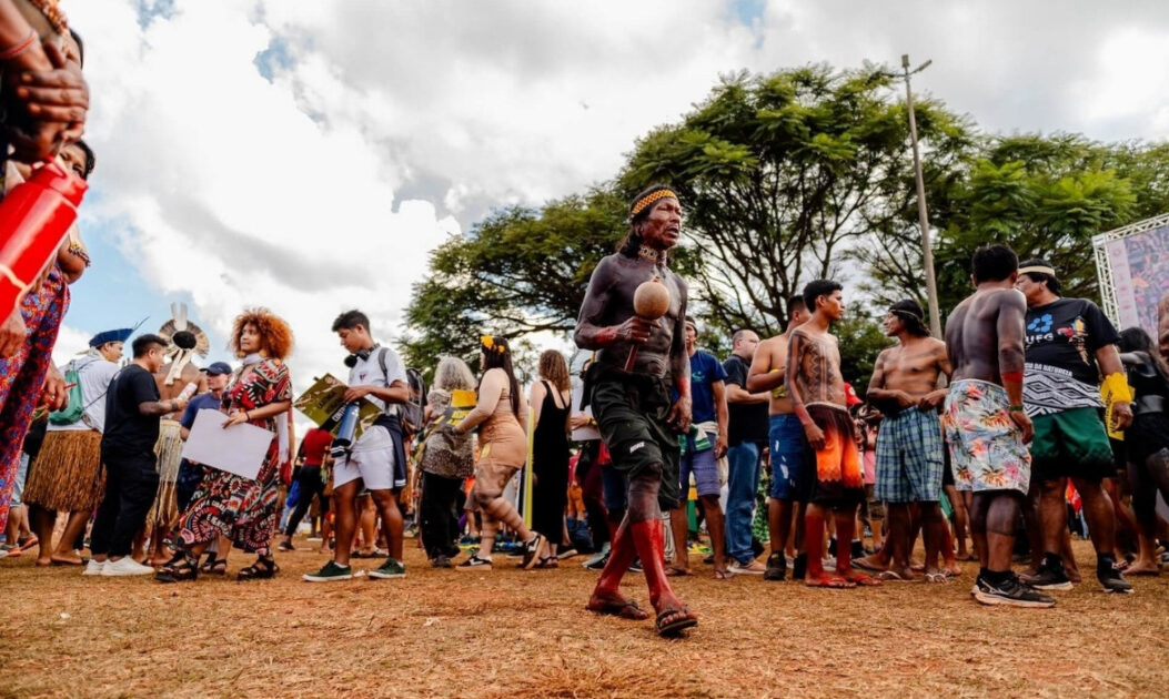 Indígenas de diversas regiões do Brasil e de outros países no lançamento do Círculo de Povos Indígenas no Acampamento Terra Livre de 2025, em Brasília. A iniciativa integrou os preparativos para a Aldeia COP, que será montada na UFPA, em Belém. Foto: Rafael Medeiros/COP30.