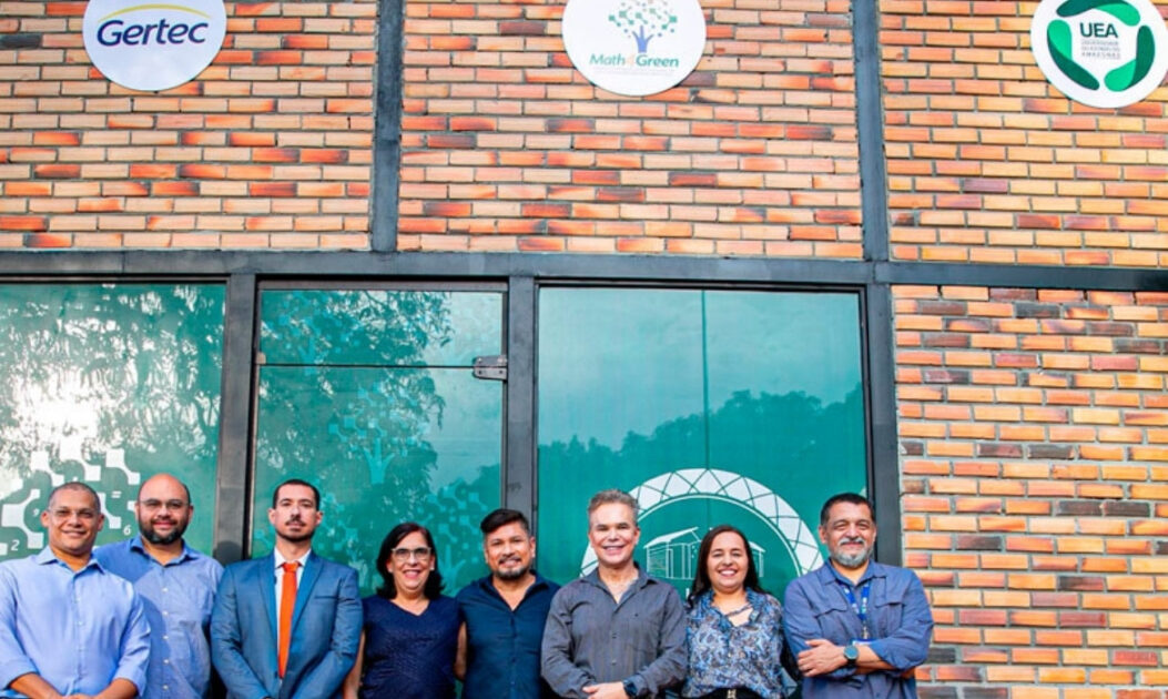 Representantes da UEA, parceiros acadêmicos e executivos da Gertec do Brasil durante o lançamento do laboratório. 