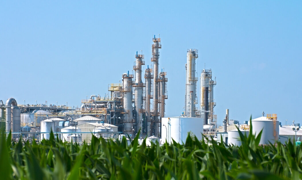 Usina de etanol processando bagaço de cana-de-açúcar; estudo investiga como aplicar soluções inspiradas em baratas para a transição energética.