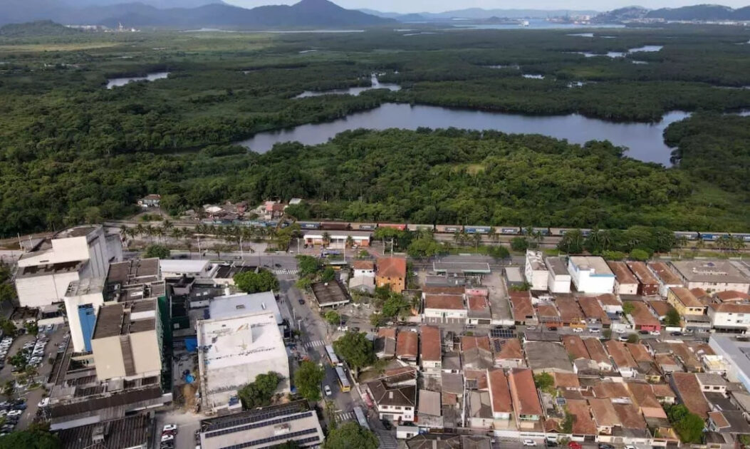 Bairro residencial ao lado de indústrias, ilustrando os riscos urbanos do PL da Devastação.