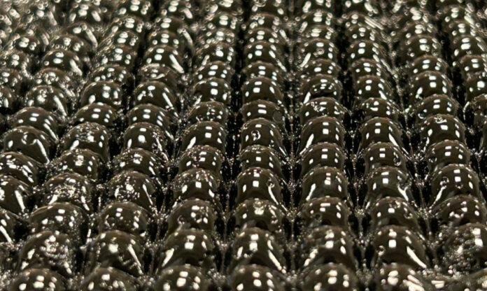 Close do material hidrogel inspirado em origami que absorve vapor da atmosfera.