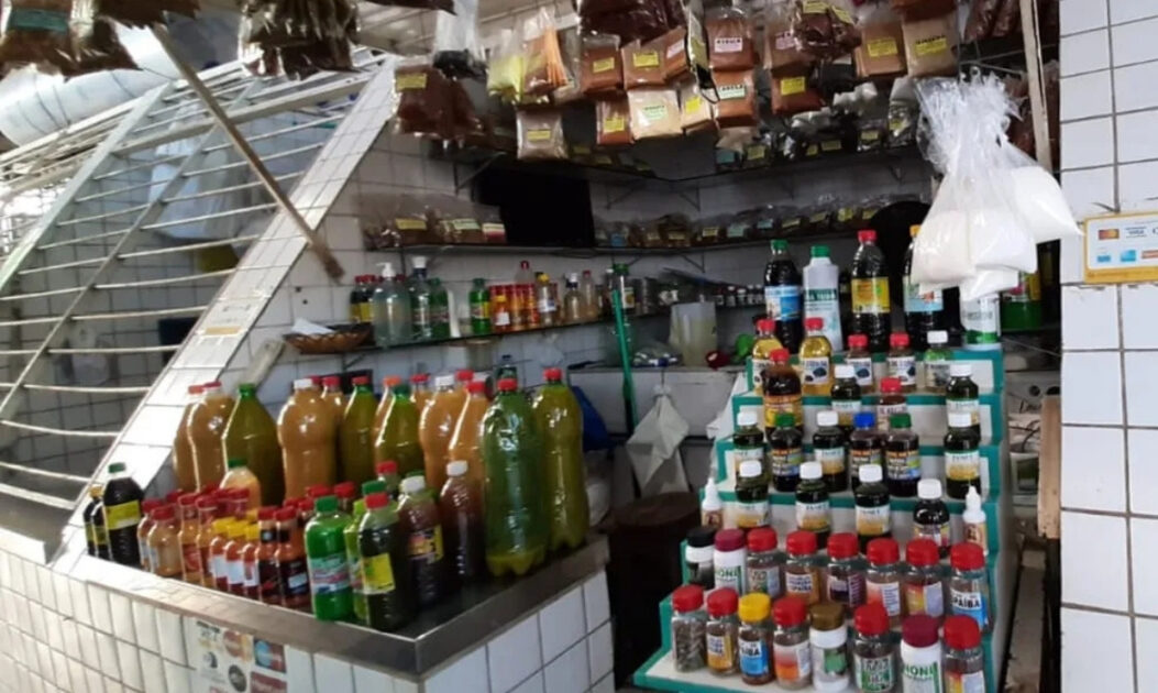 Fotografia de loja com ervas medicinais, garrafadas e outras misturas da medicina popular da Amazônia.
