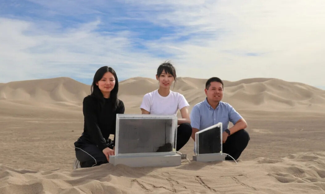 Equipe do MIT com protótipos de coletores de água feitos de hidrogel.
