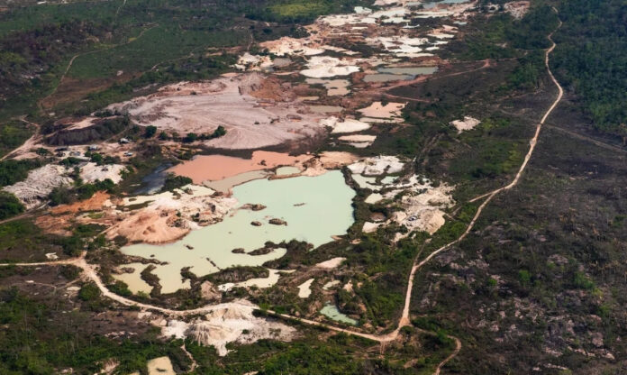 Área de floresta devastada pela mineração e garimpo ilegal em São Félix do Xingu, reflexo do garimpo ilegal, impulsionado pelo tráfico de mercúrio na Amazônia.
