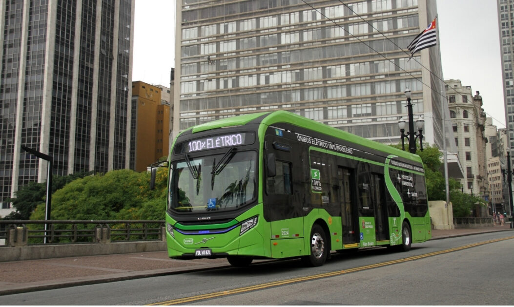 Ônibus elétrico em circulação em avenida no Brasil.
