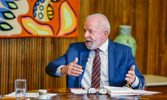 Lula em entrevista à Band News no Palácio do Planalto, falando sobre proposta de tarifa climática para países desenvolvidos., que pretende pautar na COP30