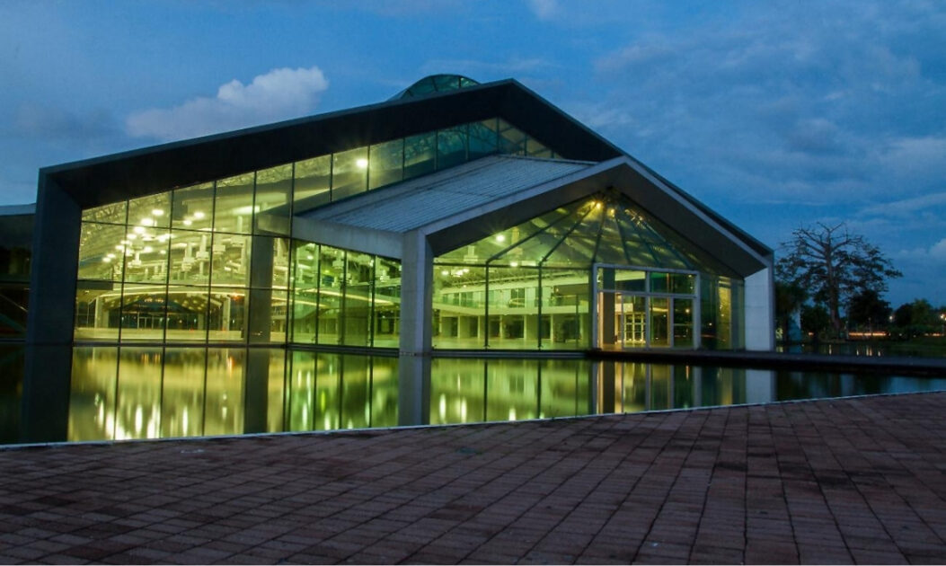 Vista do Hangar Centro de Convenções e Feiras da Amazônia em Belém, local em reforma para funcionar como zona azul da COP30.