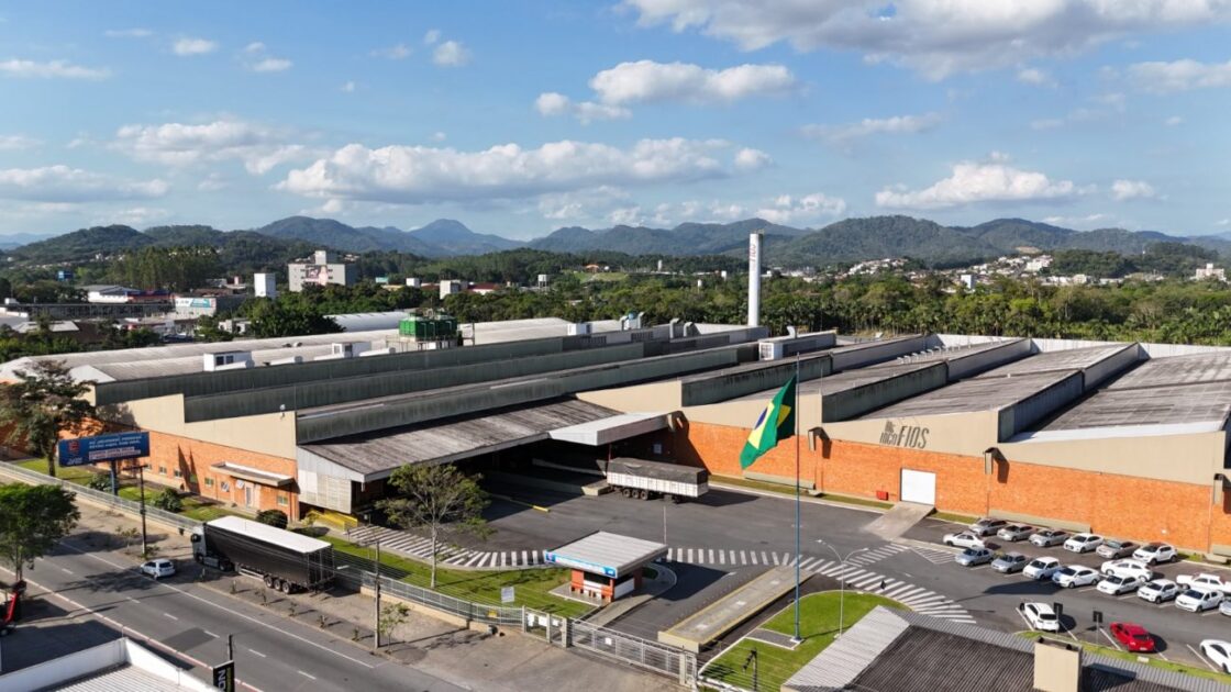 Imagem da fábrica da Incofios, indústria catarinense que se tornou referência em sustentabilidade.